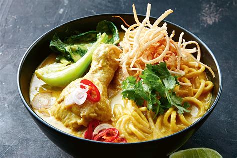  Khao Soi: Een romige curry soep met knapperige noedels en een vleugje pikantheid!