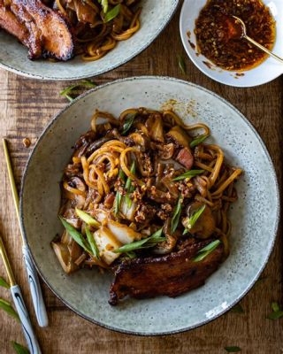  Spicy Fried Rice Noodles with Crispy Pork Belly: Een Sensatie van Smaakt en Textuur die je Zintuigen Zal Ontketenen!