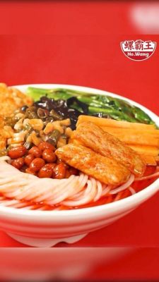  LiuZhou River Snail Vermicelli Soup: Een Schelpachtige Smaakbom Met Een Pittig Zingeling!