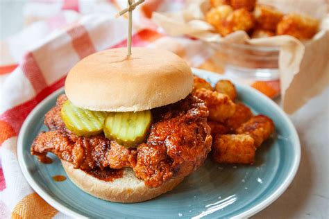  Nashville Hot Chicken: Een explosie van kruidig plezier en onweerstaanbare crunch!